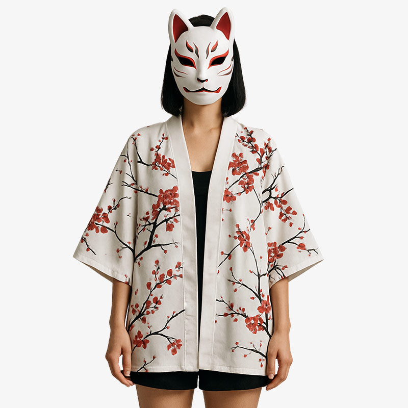 Femme portant une veste kimono avec un masque kitsune traditionnel, veste en coton