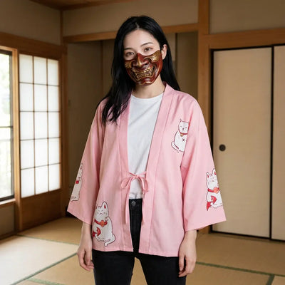 Veste kimono femme vue de face dans une pièce tatami, motif chat sur chaque manche