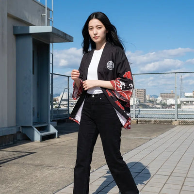 Veste kimono femme portée sur un toit, panneaux avant tenus par la main