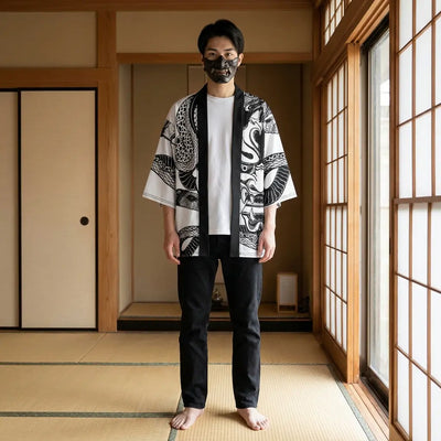 Coupe traditionnelle du haori, col droit et manches larges, devant un shoji
