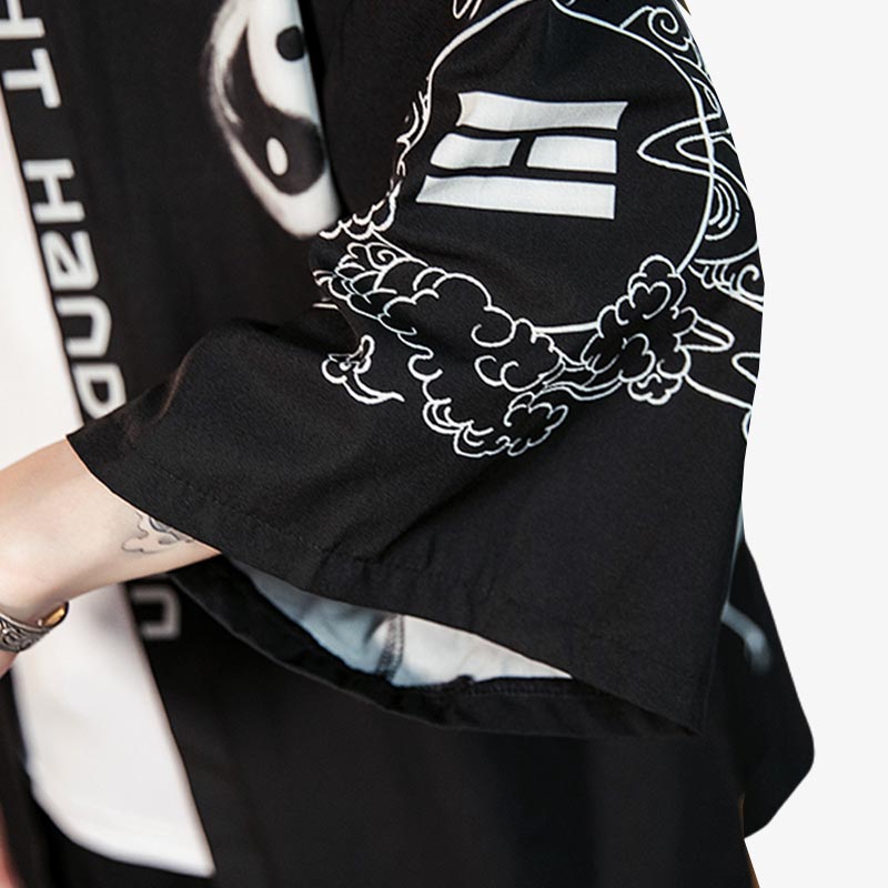 Splendide impression sur ce tissu de cette veste kimono haori japonais noir