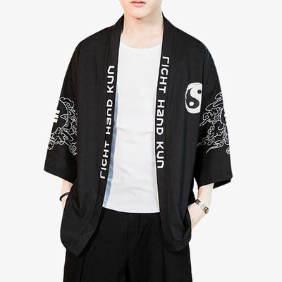 Un hjomme est habillé avec une veste kimono haori noir avec des motifs traditionnels japonais comme le Ying et le Yang, des kanji et un dragon japonais
