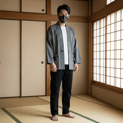Haori Jacket Tsuru porté par un homme dans une pièce japonaise traditionnelle, vue de face