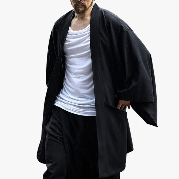 Un japonais porte une veste kimono homme haori moderne avec un t-shirt blanc et un pantalon cargo