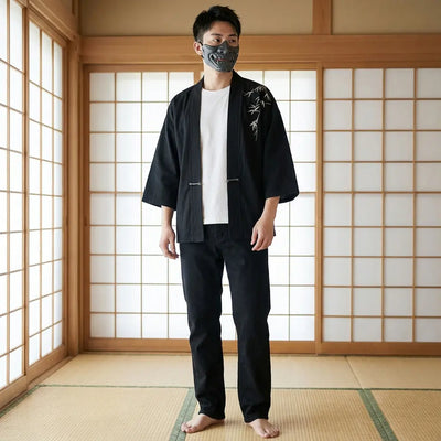 Homme portant une veste kimono traditionnelle japonaise, vue de face