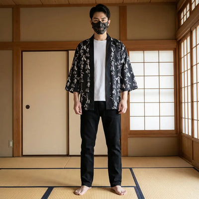 Homme portant une veste haori traditionnelle dans un washitsu japonais, vue de face