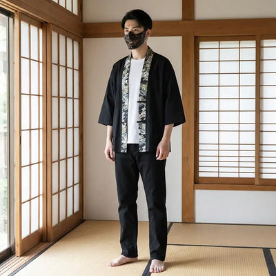 Veste Haori porté par un homme dans une pièce japonaise traditionnelle, vue de face