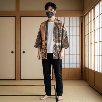 Homme portant une veste kimono homme dans une pièce washitsu traditionnelle, vue de face
