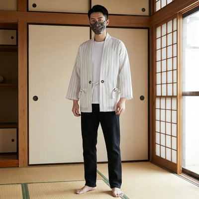 Homme portant une tenue japonaise traditionnelle avec un haori blanc dans un washitsu, vue de face