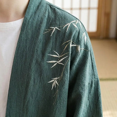 Gros plan sur le tissu imprimé et la manche d'une veste kimono homme