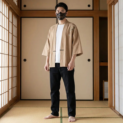 Homme portant une veste kimono japonaise traditionnelle, vue de face