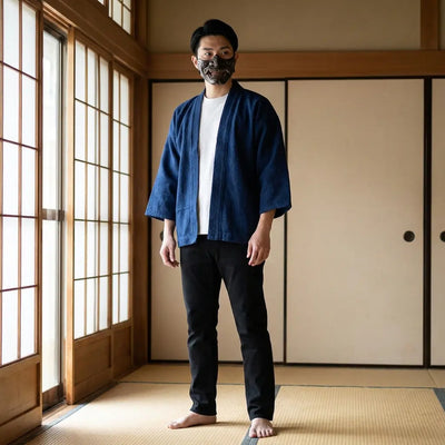 Homme portant un haori vintage dans un washitsu japonais, vue de face