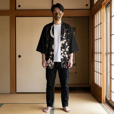 Homme portant un haori lune dans une pièce washitsu traditionnelle japonaise, vue de face