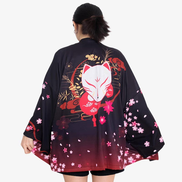 Un geisha japonaise porte une veste kimono japonais femme avec un motif de renard kitsune