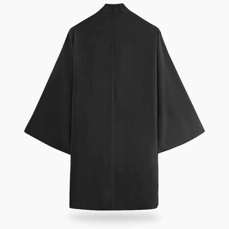 La veste kimono japonais homme moderne est de couleur noire avec des manches longues