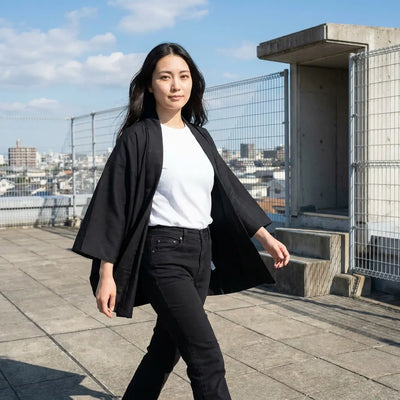Veste kimono japonaise vue de profil sur un rooftop urbain