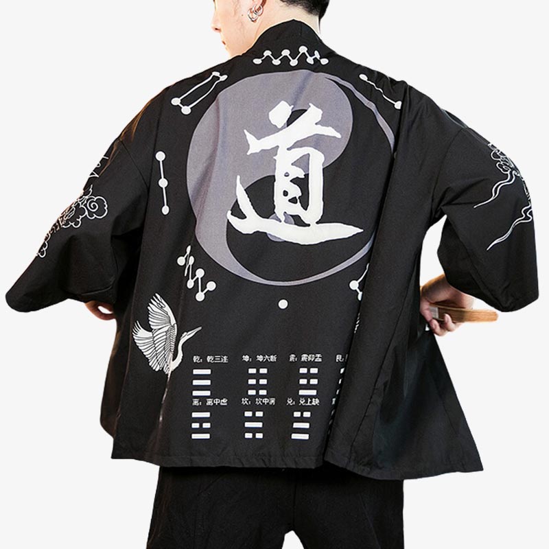 Un homme japonais porte une veste kimono pour homme avec un kamji imprimé dans le dos