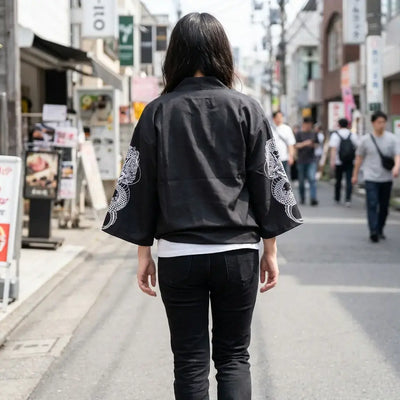 Kimono Haori Homme porté par une femme dans une pièce japonaise traditionnelle