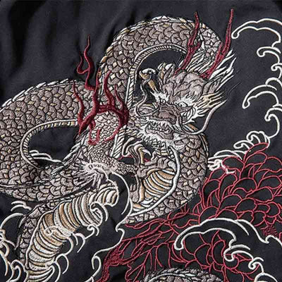 Motif brodé japonais représentant un dragon sur une veste noire