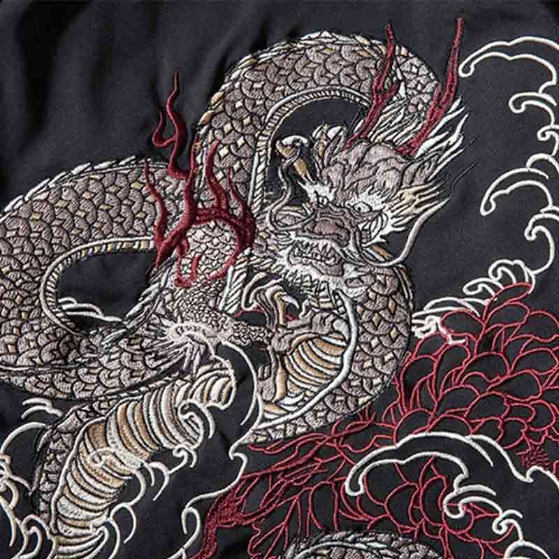Motif brodé japonais représentant un dragon sur une veste noire