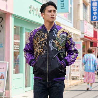 Homme portant une veste souvenir violette et noire ornée de Raijin et Fujin dans une rue de Harajuku