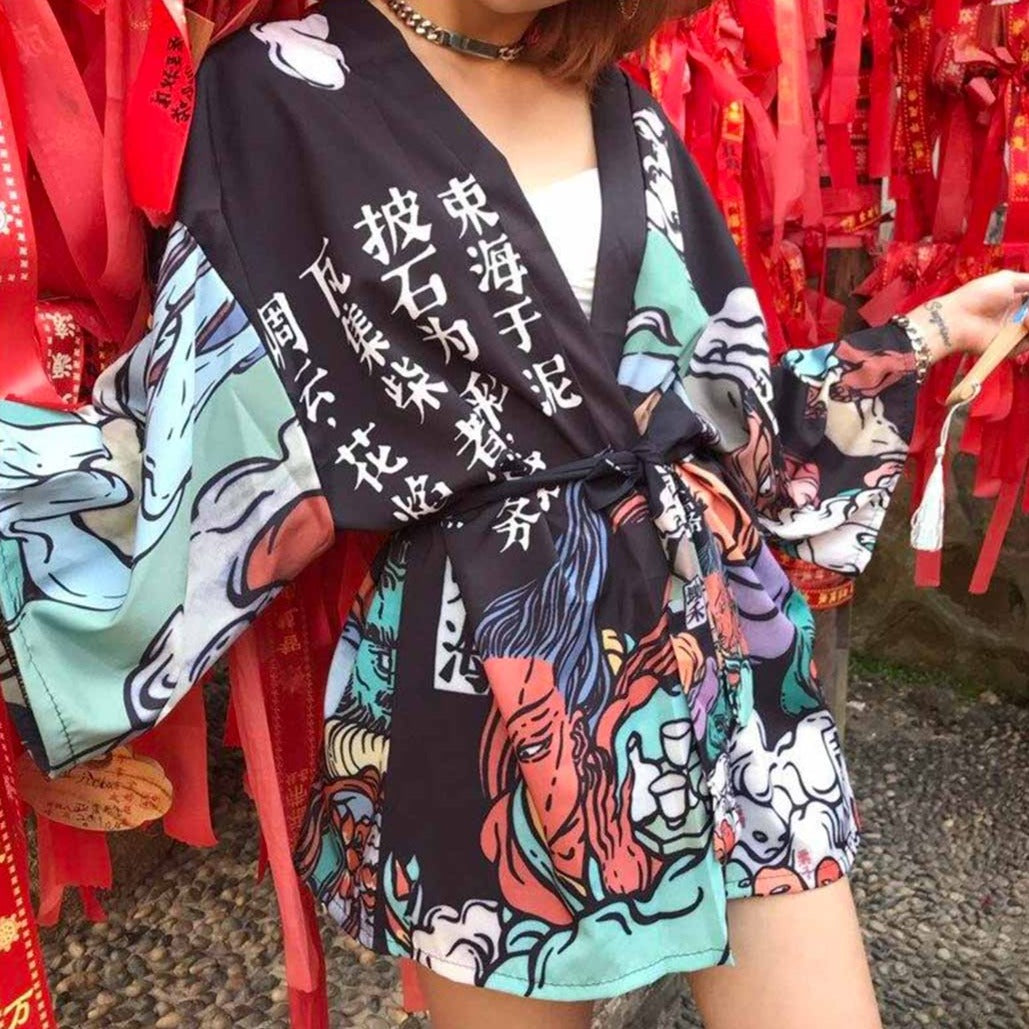 Veste style kimono femme portée avec motifs japonais élégants
