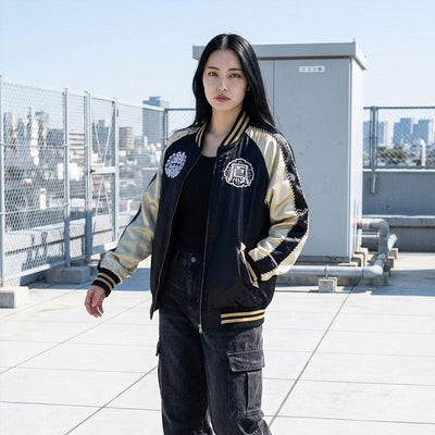 Veste sukajan brodée portée sur un toit japonais