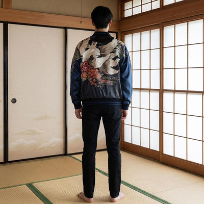 Veste sukajan loup portée dans un intérieur traditionnel japonais