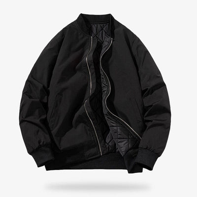 Ce blouson noir est une veste sukajan à manches longues et fermeture zippée