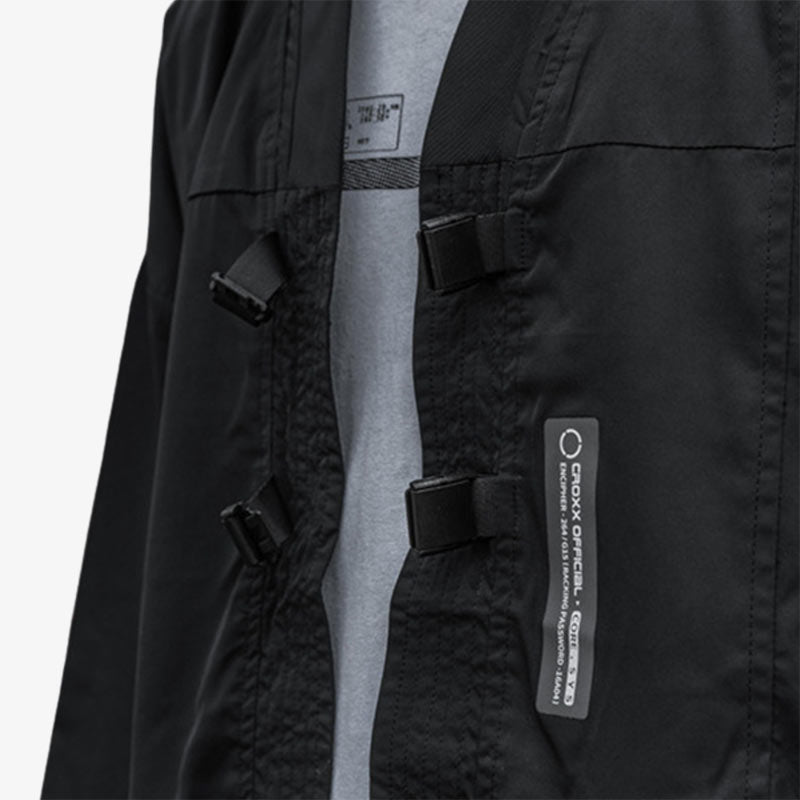 Pour un look streetwear japonais, enfilez une veste techwear de couleur noire