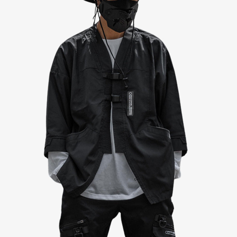 un homme japonais se tient debout avec une veste techwear qui se porte avec un style japonais streetwear à tendance noire