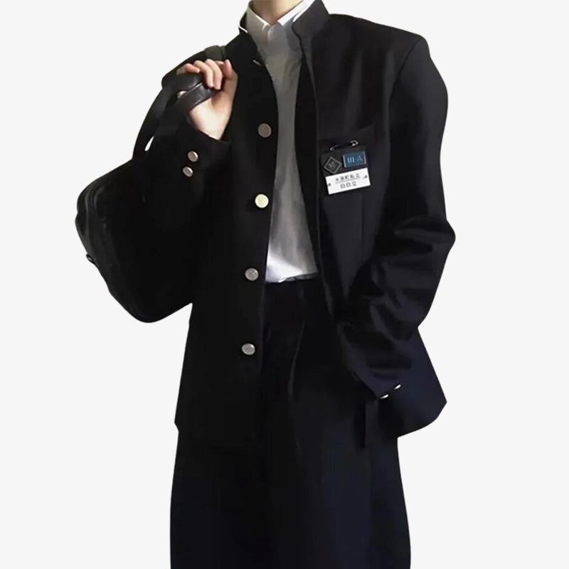 Veste uniforme japonais homme de type Gakuran, un modèle noir boutonné inspiré des vestes d’officier, porté dans les lycées japonais