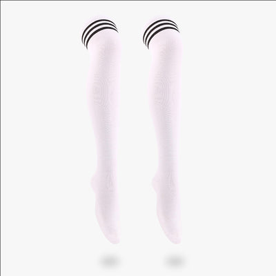 Ce vêtement chaussette japonaise longue est un accessoire japonais pour un style kawaii, cosplay ou sailor fuku.