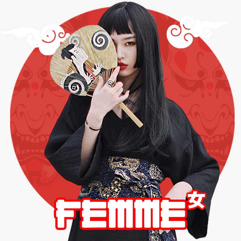 Vetement japonais femme porté avec un éventail et une ceinture Obi