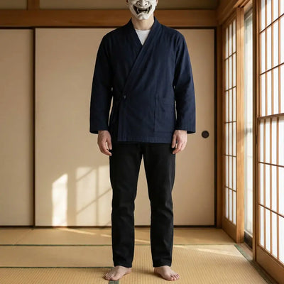 Samue Japon porté par un homme dans une pièce japonaise traditionnelle, vue de face