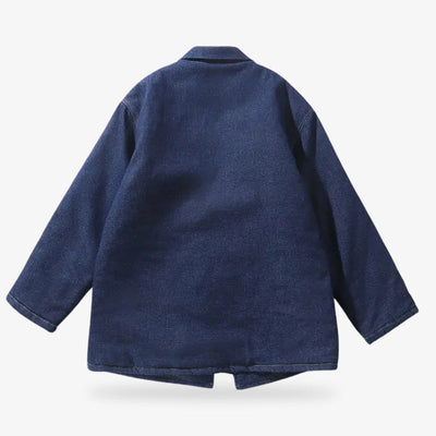 Ce manteau japonais est un haori bleu au design épuré en indigo profond, mêlant tradition et modernité