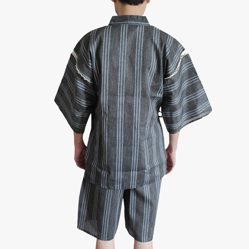 Le vetement Jinbei est un habit traditionnel avec un short un haut de kimono en coton