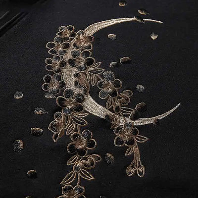 Vêtement sakura avec des motifs de fleurs de cerisier brodés sur un coton noir, en tissu doux et respirant.