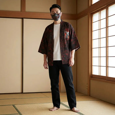 Veste Samourai porté par un homme dans une pièce japonaise traditionnelle, vue de face