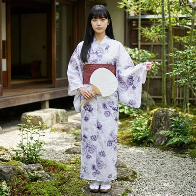 Détail du motif de pivoine botan sur la manche du yukata blanc