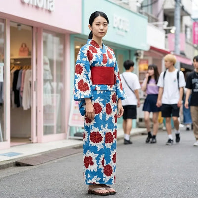 Gros plan sur le motif pivoine et le col croisé du yukata bleu