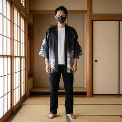 Yume Yukata porté par un homme dans une pièce japonaise traditionnelle, vue de face