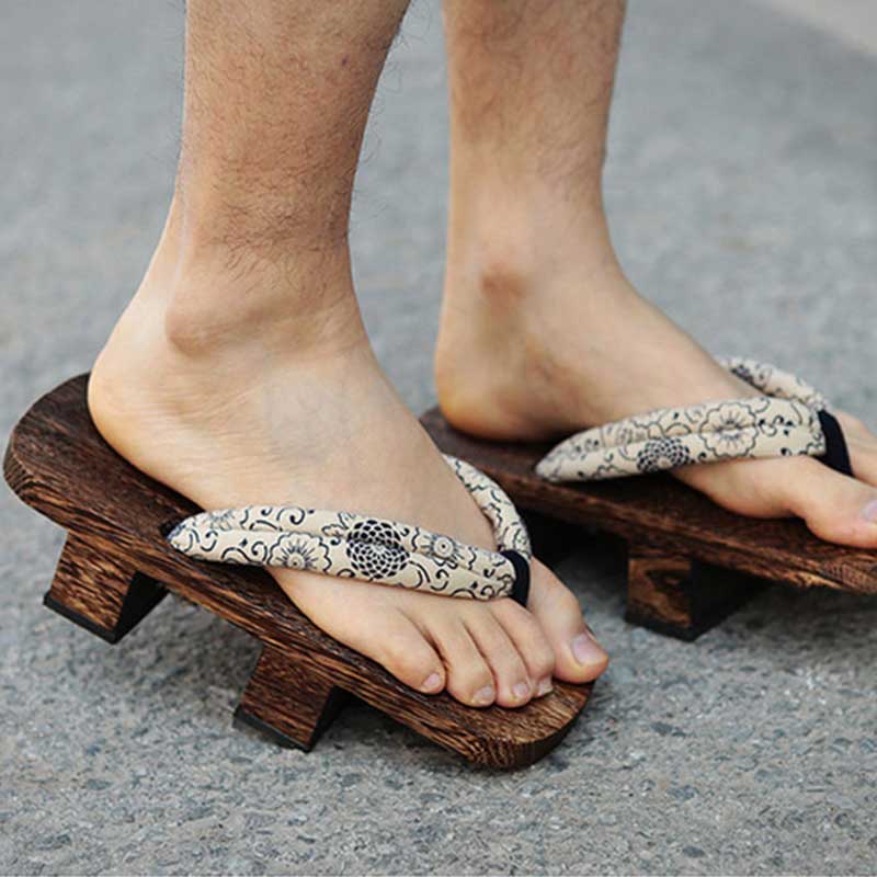 La geta chaussure japonaise est une sandale en boi. Elle se porte pieds nus avec des lanières en coton