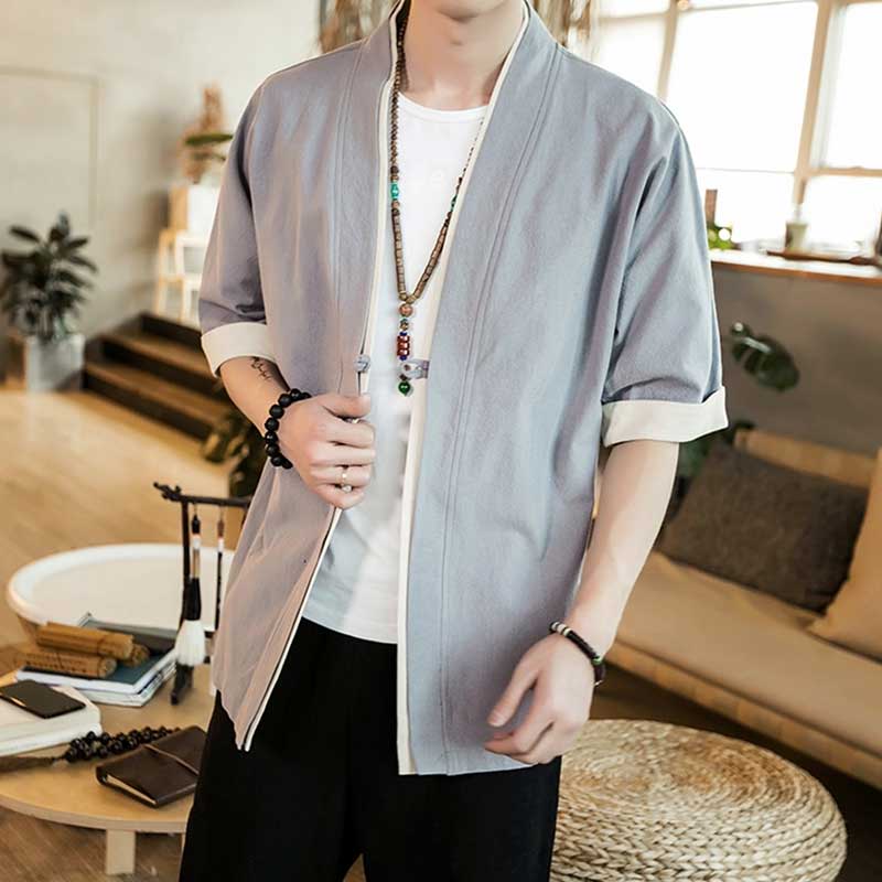 Un homme est habillé d'un haori style japonais de couleur gris