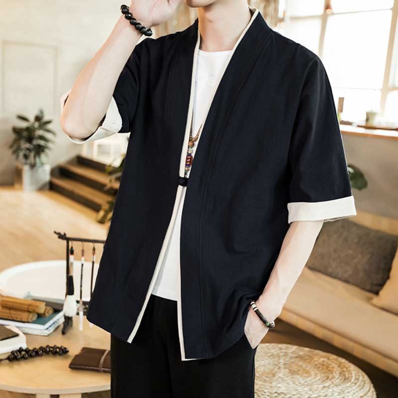 un homme portant un kimono haori style japonais avec un t-shirt blanc et des bijoux