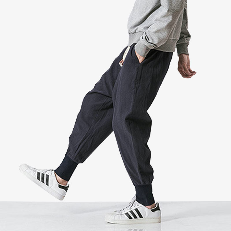 Un homme porte un Harajuku pantalon japonais avec des sneakers blanches