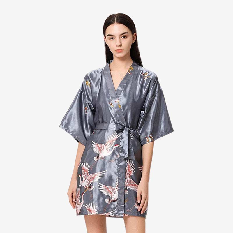 une femme porte un kimono long nuit avec un design japonais