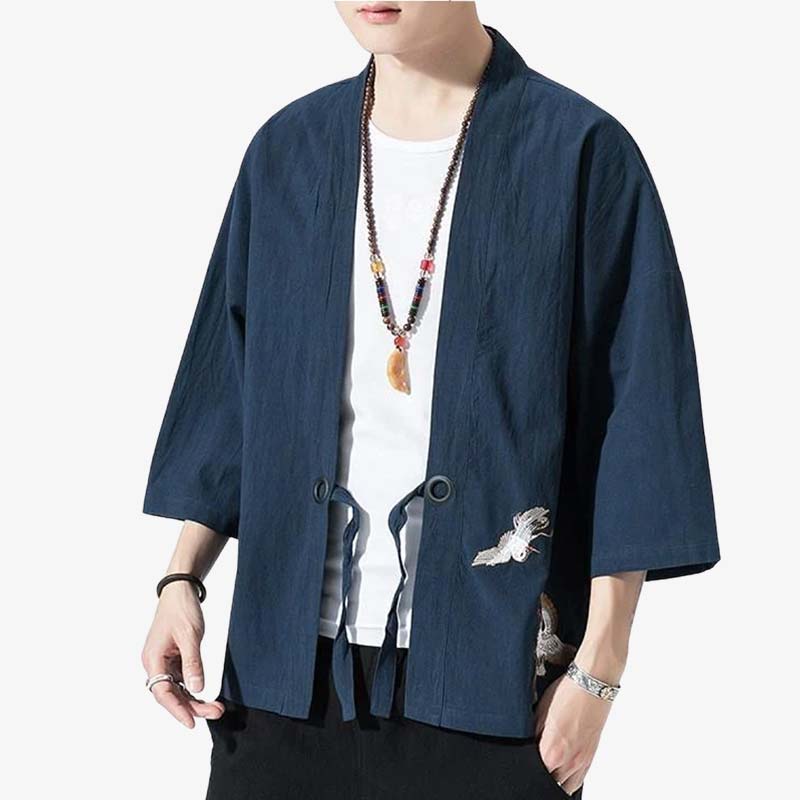 Un homme portant un kimono wool haori avec un bijoux japonais et un tee-shirt blanc à col rond