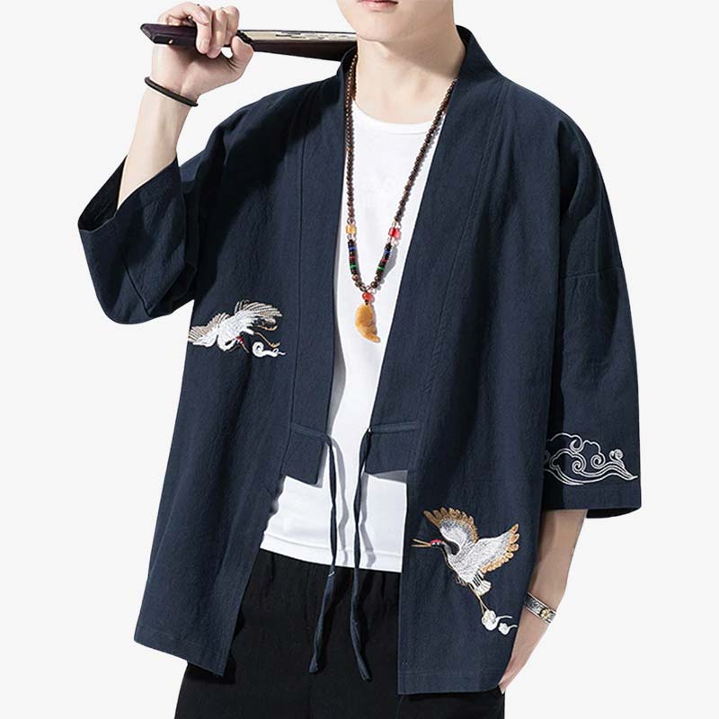Un homme avec un eventail Sensu et un Kimono Haori de shi mizu. Il porte un T-shirt Blanc