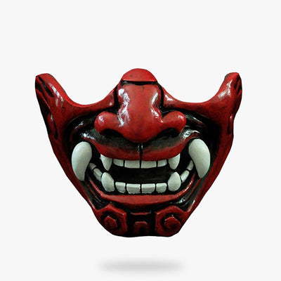 Ce masque de Oni est un demi-visage de démon japonais. Ce masque japonais rouge a des crocs et des dents blanches